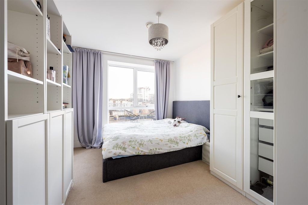 Property photo 3 of 24 Fulbourne Road, E17