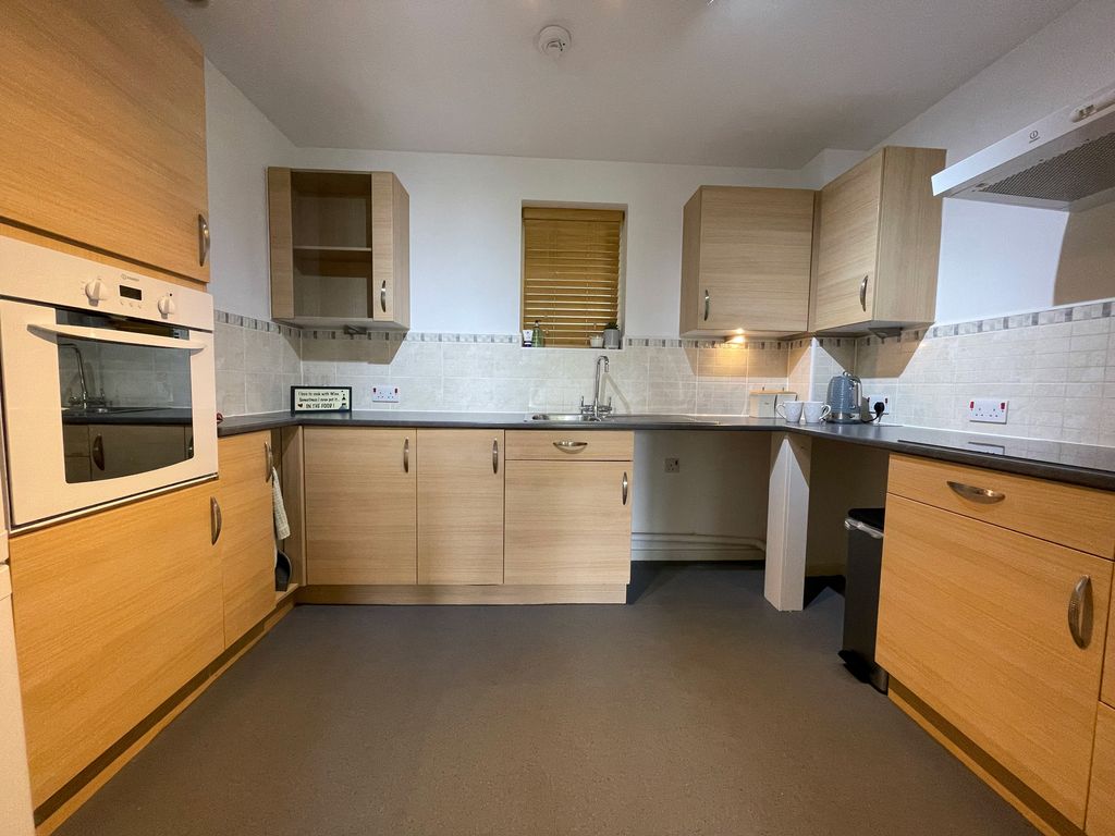 Property photo 3 of 12 Kitchen