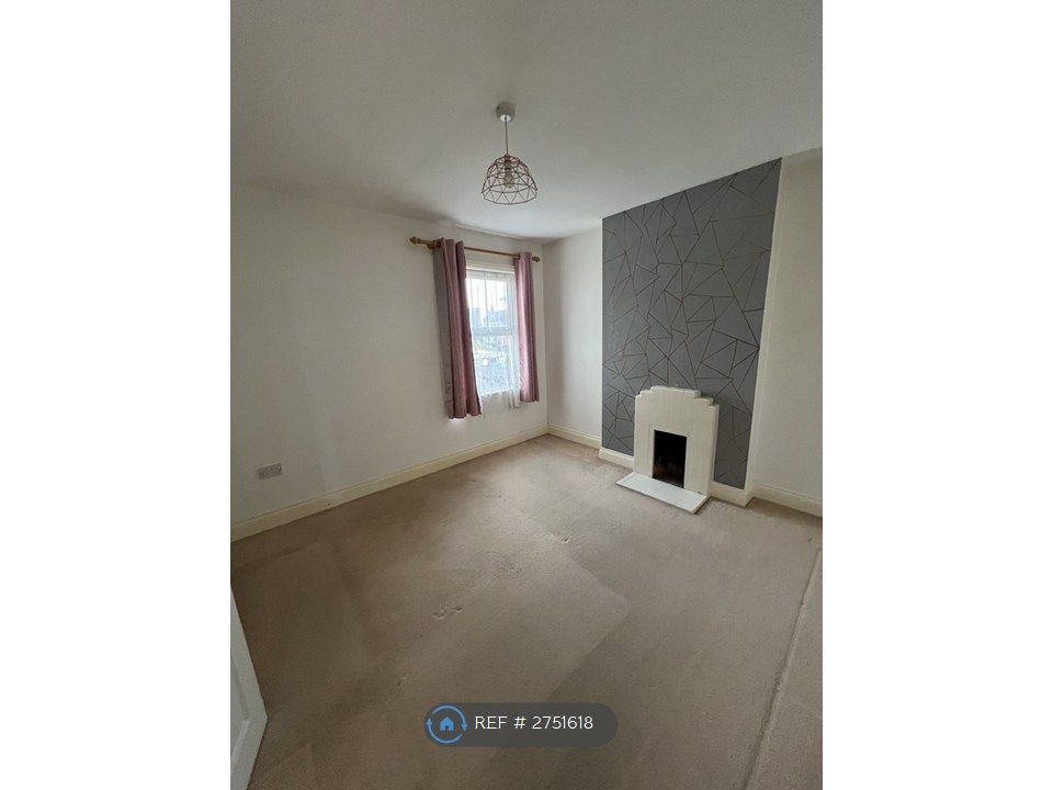 Property photo 3 of 7 Bedroom 1