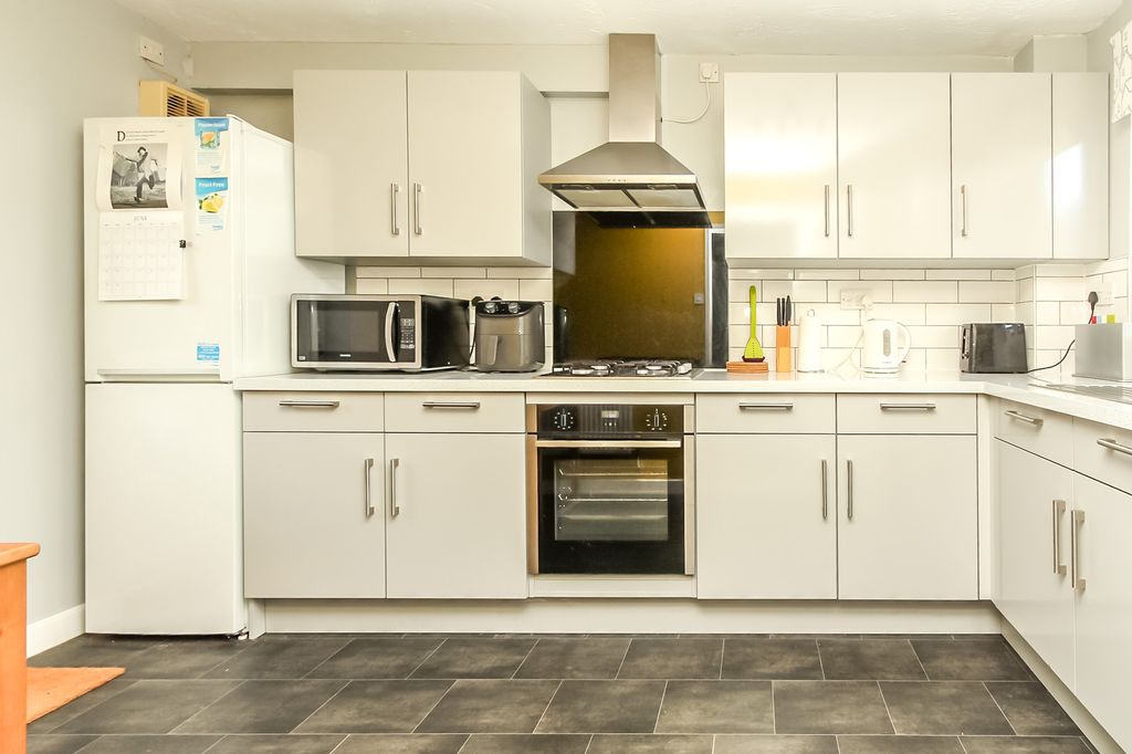 Property photo 3 of 9 Kitchen