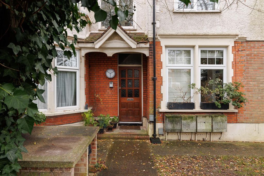 Property photo 1 of 18 Belgrave Road E11
