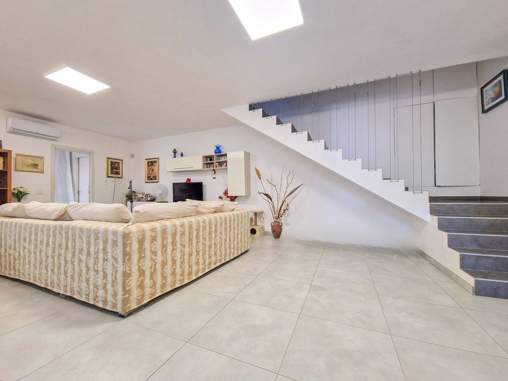 Property photo 2 of 34