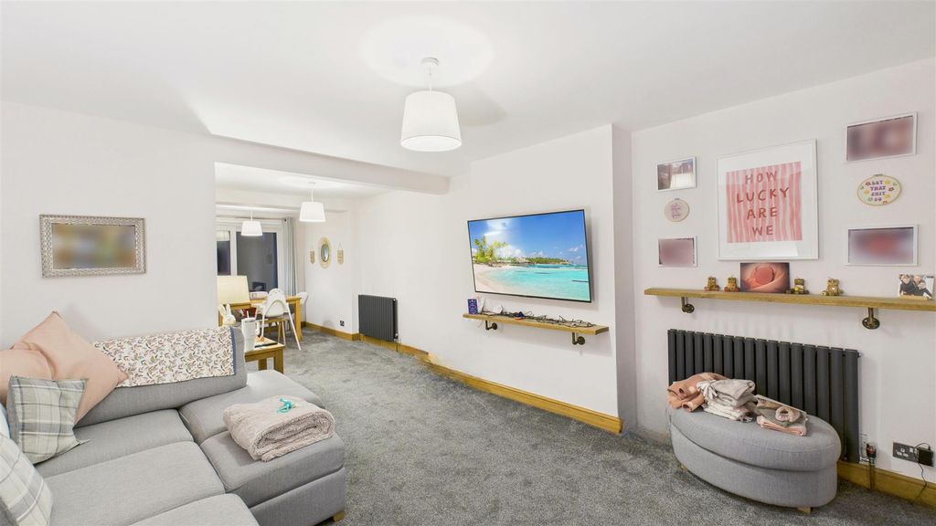 Property photo 3 of 26 Lounge