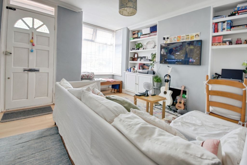 Property photo 2 of 9 Pbox-Living_Room-321303.Jpg