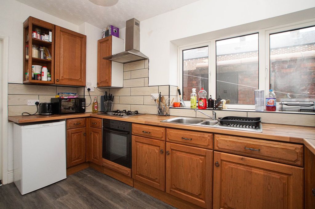 Property photo 2 of 18 Kitchen