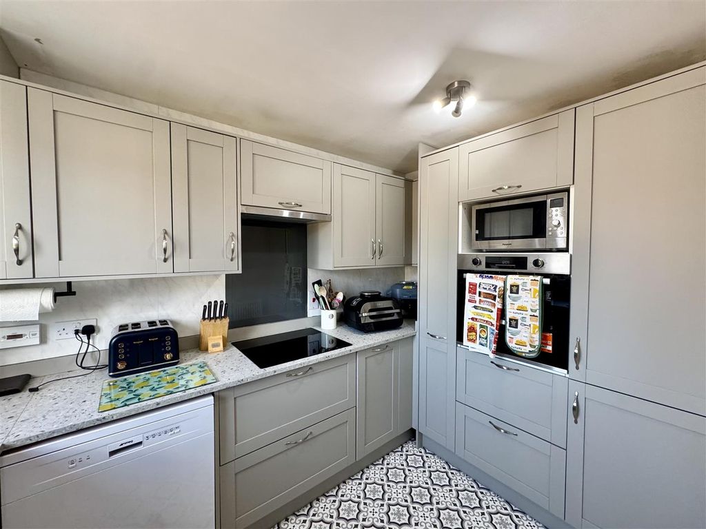 Property photo 3 of 14 Kitchen