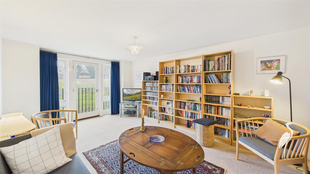 Property photo 3 of 22 Lounge