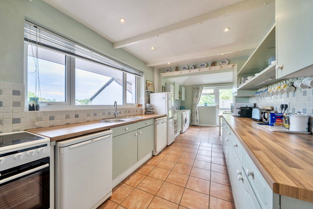 Property photo 3 of 23 Kitchen / Breakfast Room
