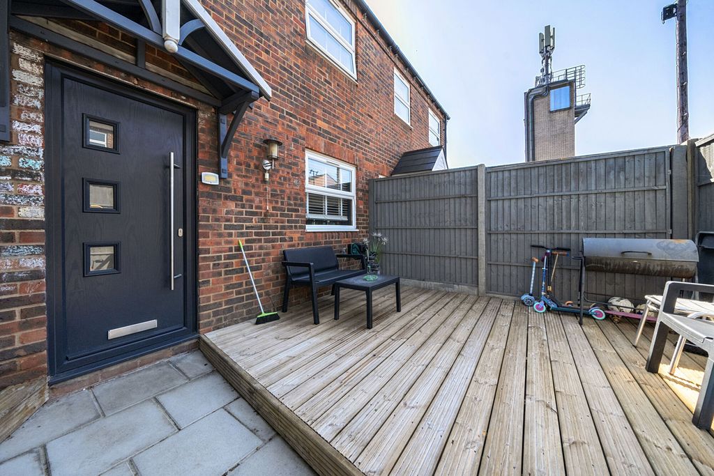 Property photo 3 of 14 External