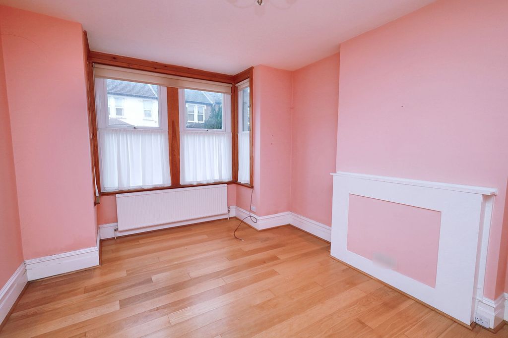 Property photo 2 of 18 8 Goldsmith Road, Barnet, London N11 3Jp