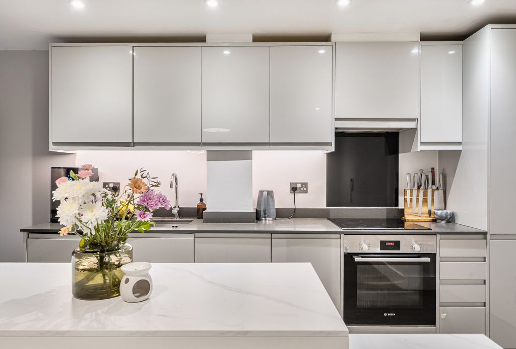 Property photo 1 of 14 1405880-10-697B84...