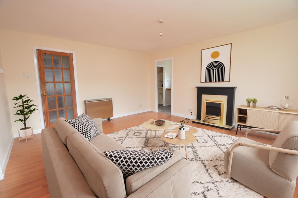 Property photo 3 of 10 Lounge