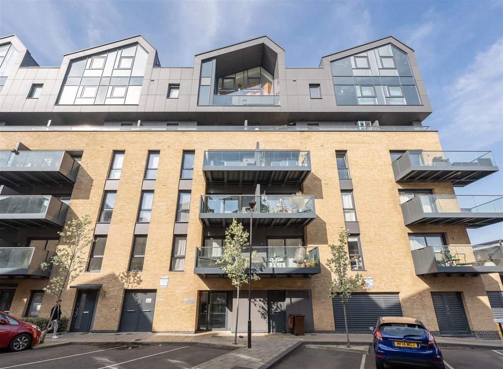Property photo 1 of 25 Collendale Road, E17