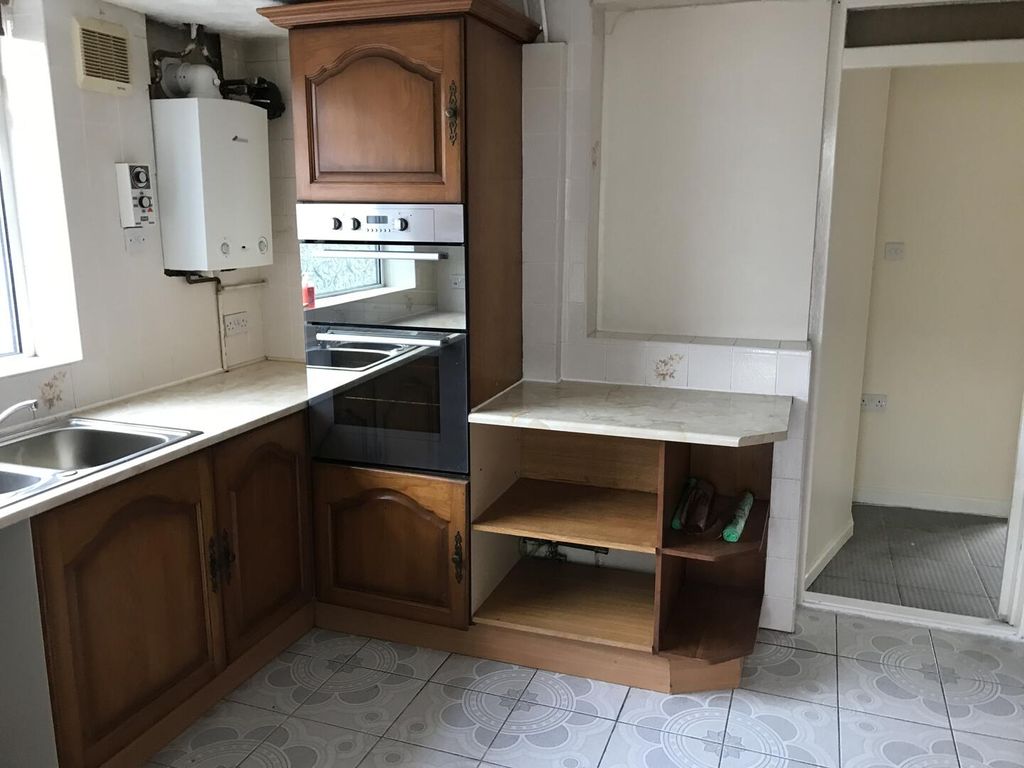 Property photo 3 of 8 Kitchen