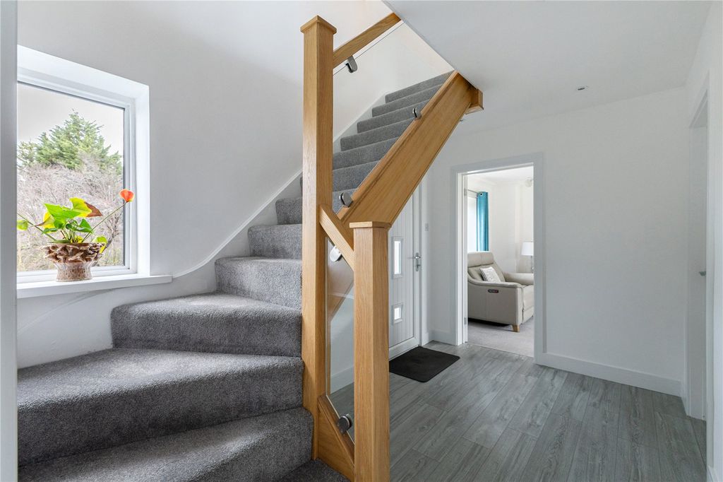 Property photo 3 of 23 Entrance Hall
