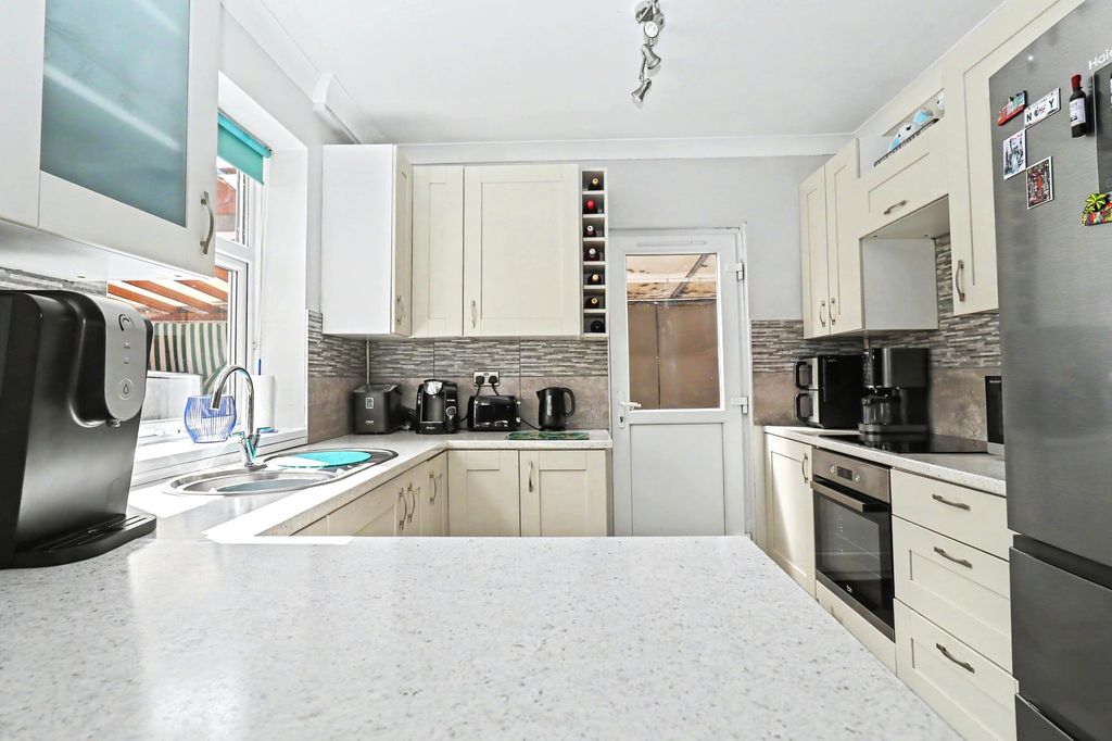 Property photo 3 of 24