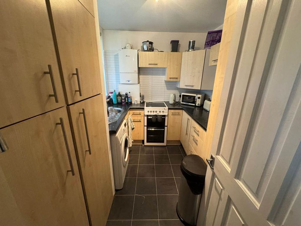 Property photo 3 of 5 Kitchen 1