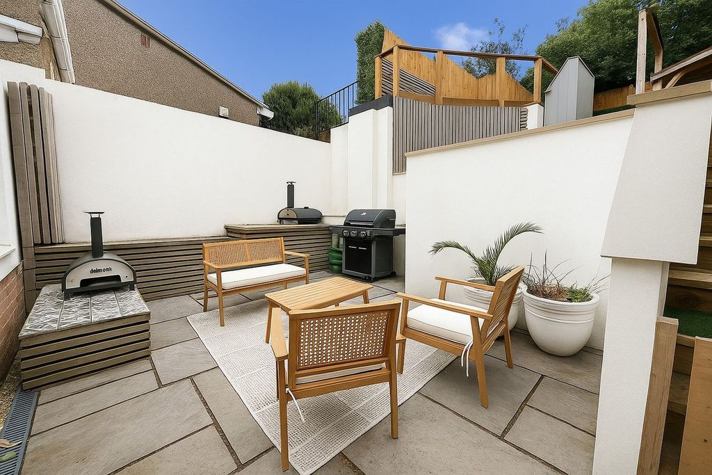 Property photo 2 of 25