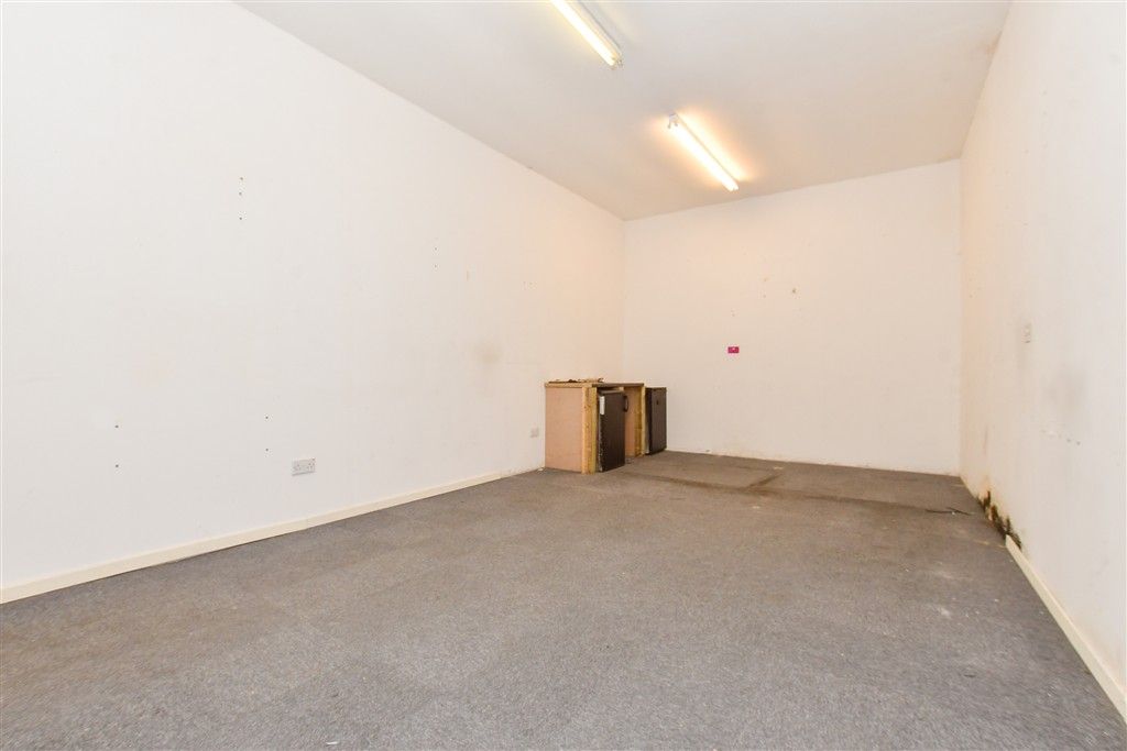 Property photo 1 of 12 Room 4