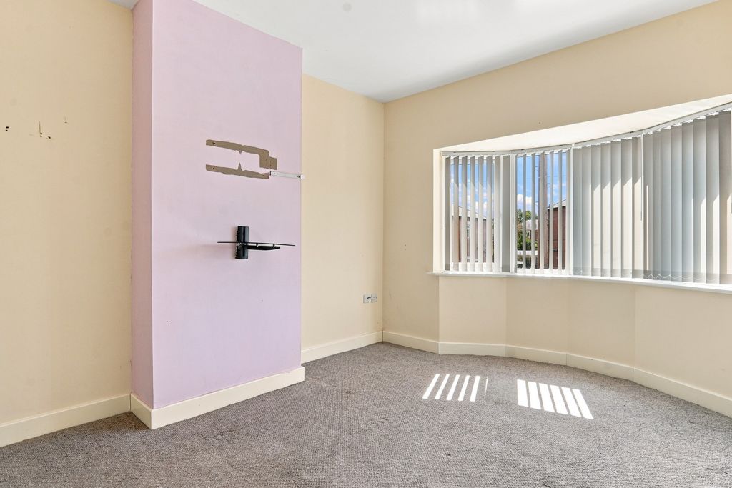 Property photo 3 of 20 Image010