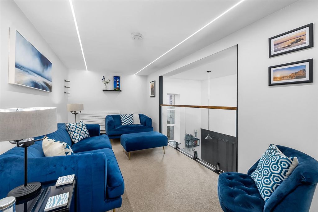 Property photo 3 of 28 Mezzanine Lounge