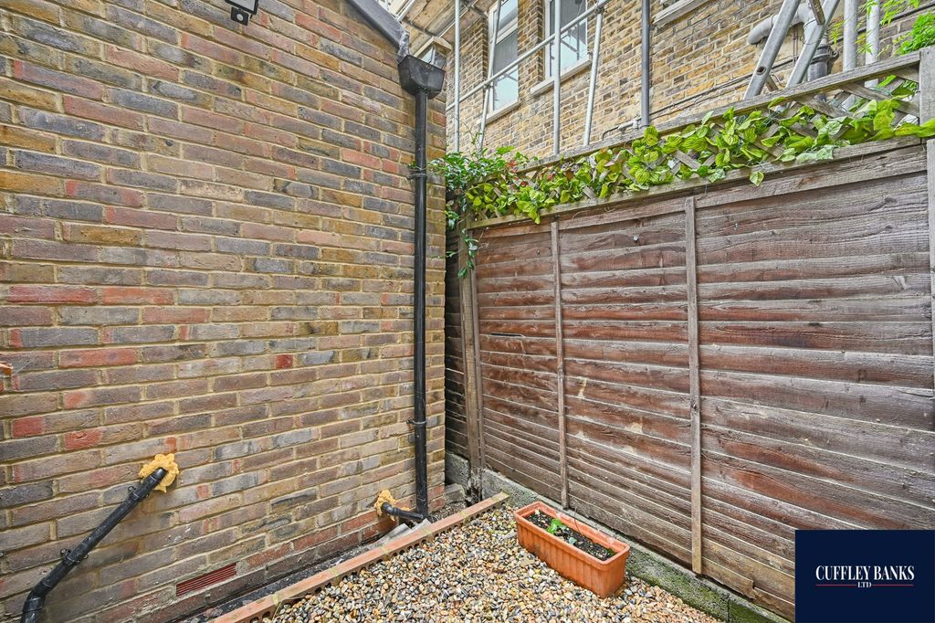 Property photo 3 of 11 57 Eynham Road, Shepherds Bush, London, W12 0Hb
