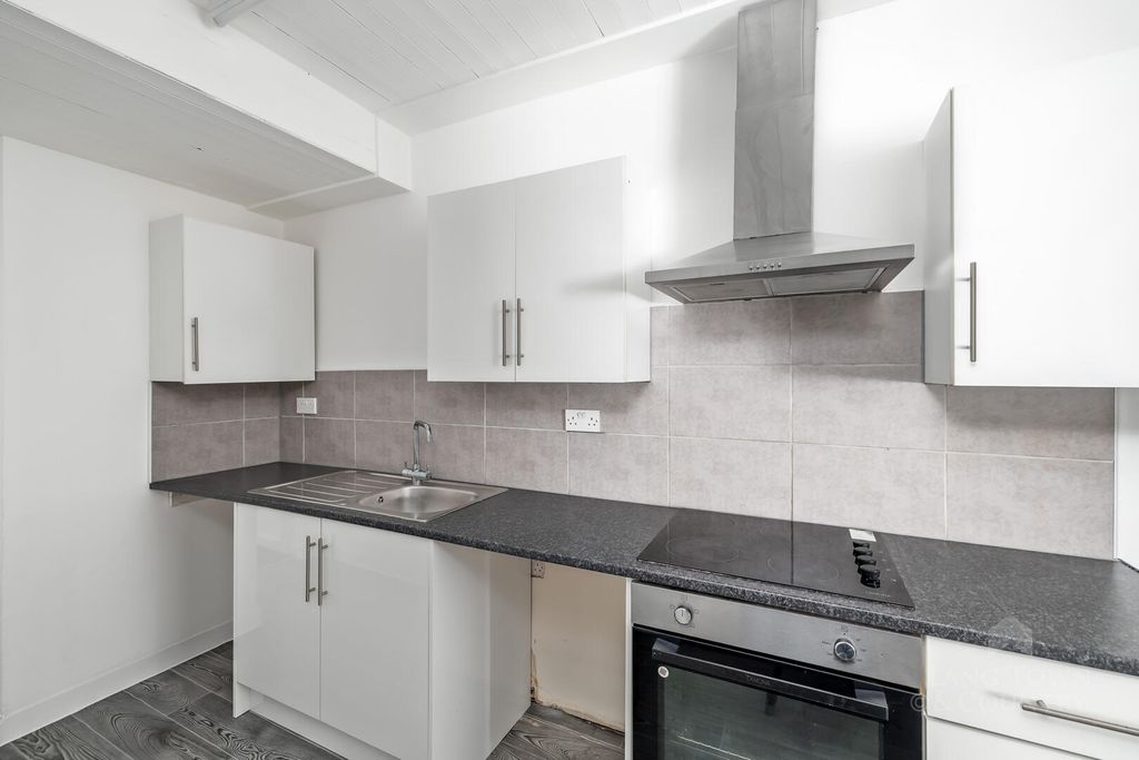 Property photo 2 of 10 Kitchen