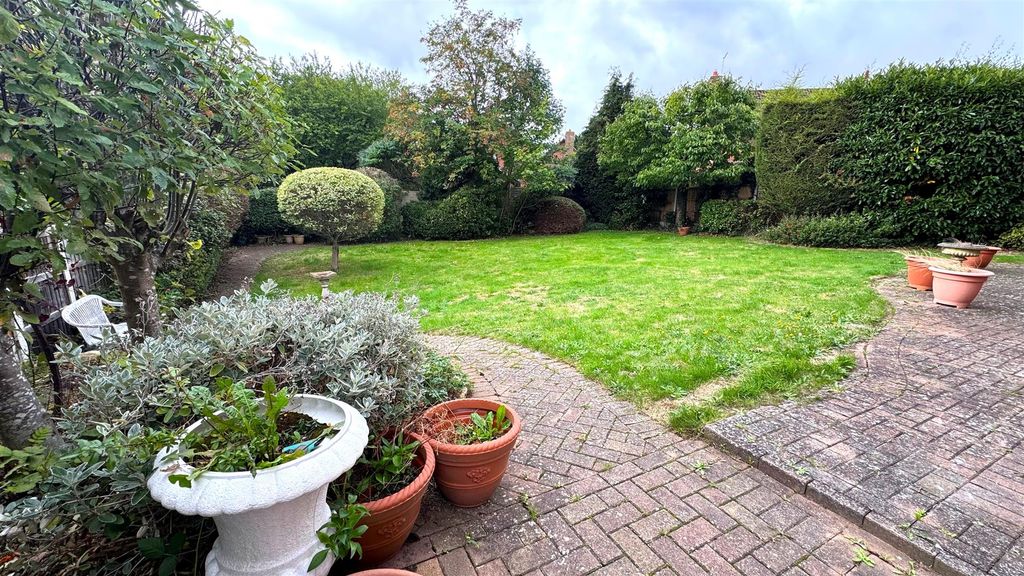 Property photo 3 of 29 Garden (3).Jpg