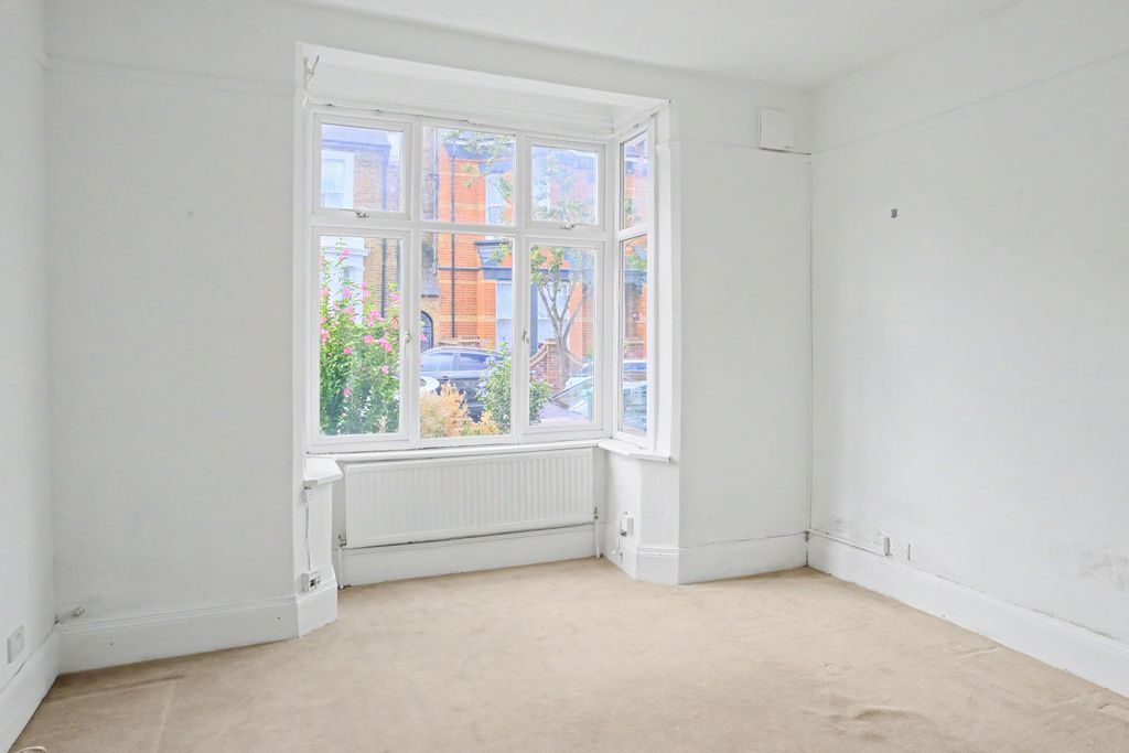 Property photo 2 of 16 13 Birkbeck Avenue, Acton, London, W3 6Hx