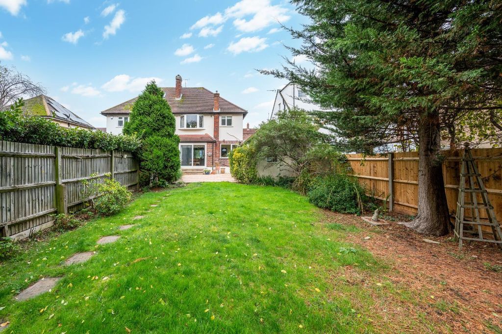 Property photo 2 of 19 Stoneleigh Park Road,  (17).Jpg