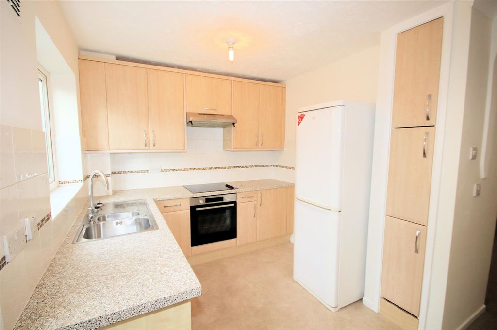 Property photo 3 of 17 Fitted Kitchen