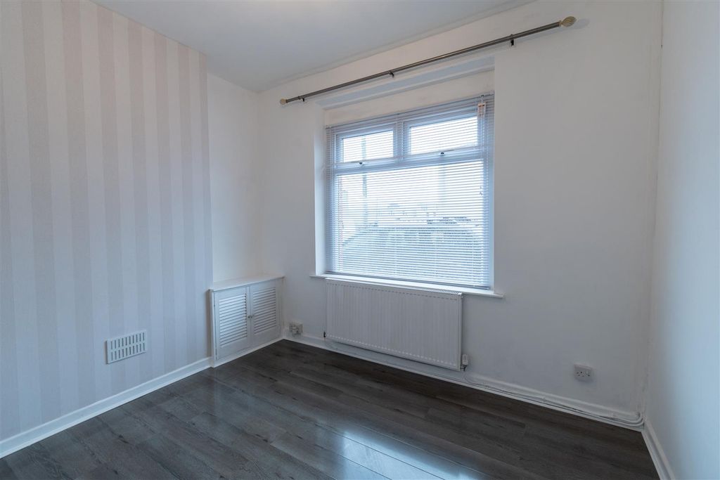 Property photo 3 of 18 Living Room