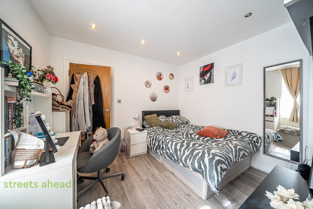 Property photo 2 of 17 F42F9366-7d2B-4E4...