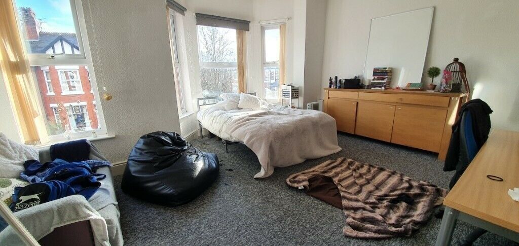 Property photo 1 of 10 Sun-Drenched Master Bedroom With Bay Windows...
