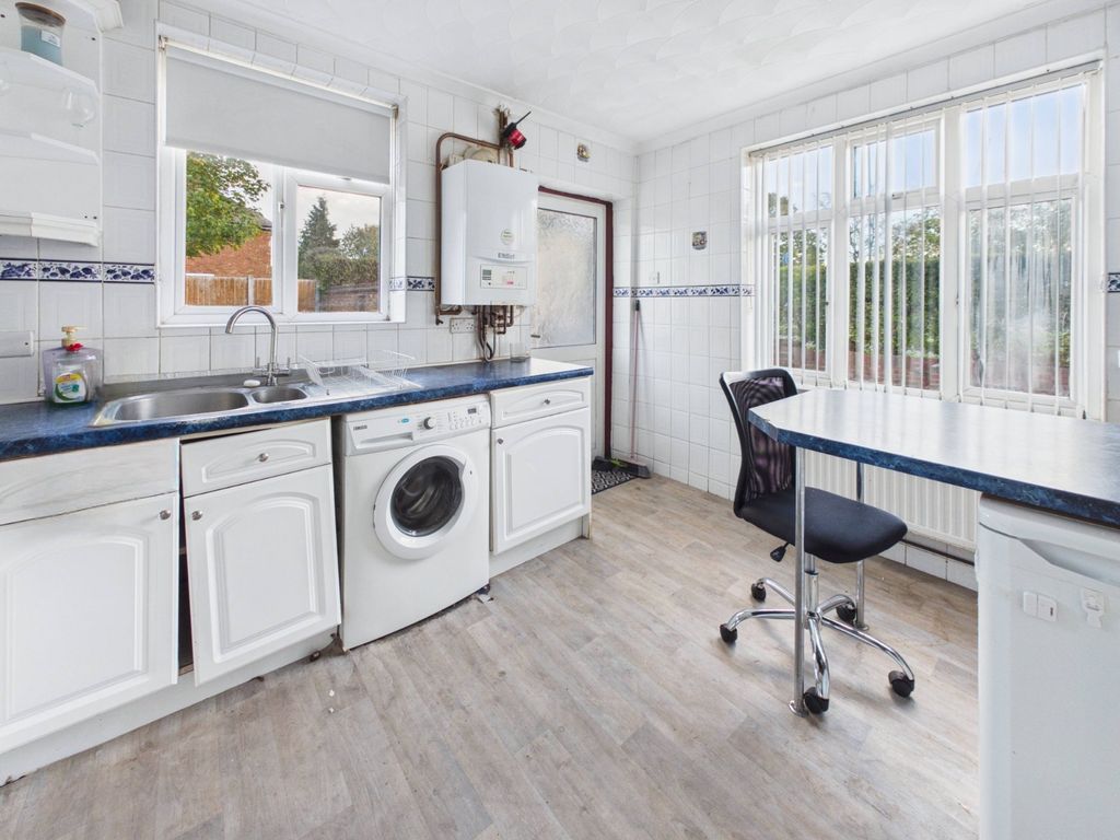 Property photo 3 of 11 Kitchen