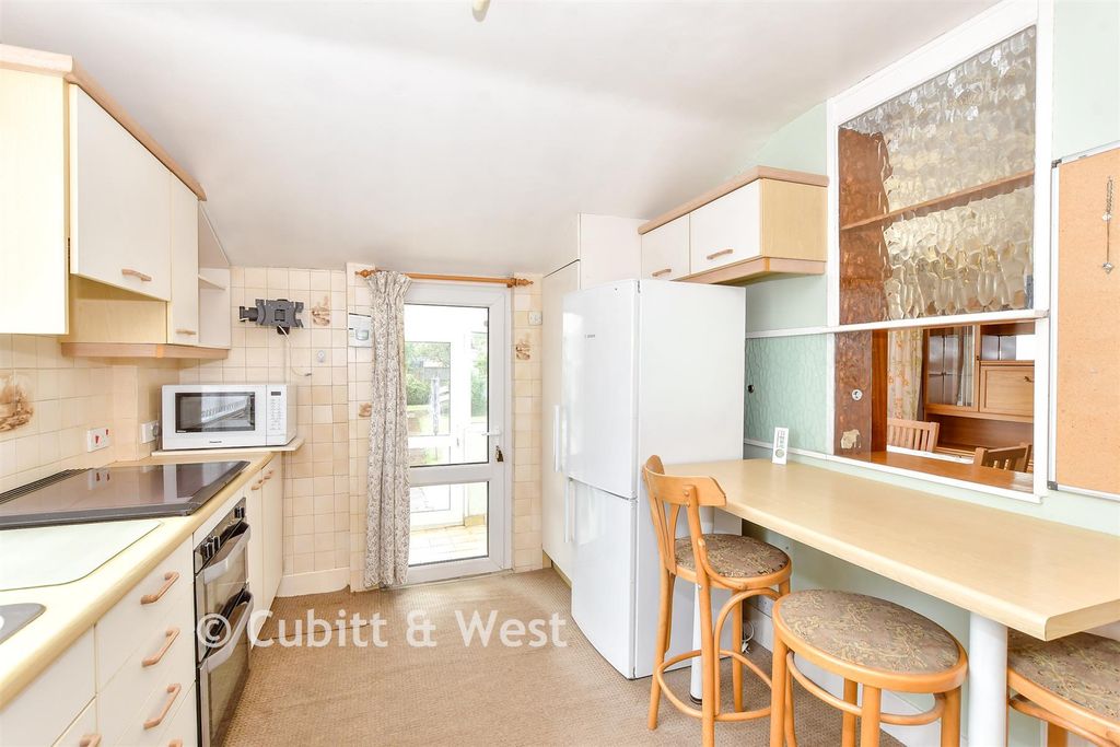 Property photo 1 of 11 Kitchen