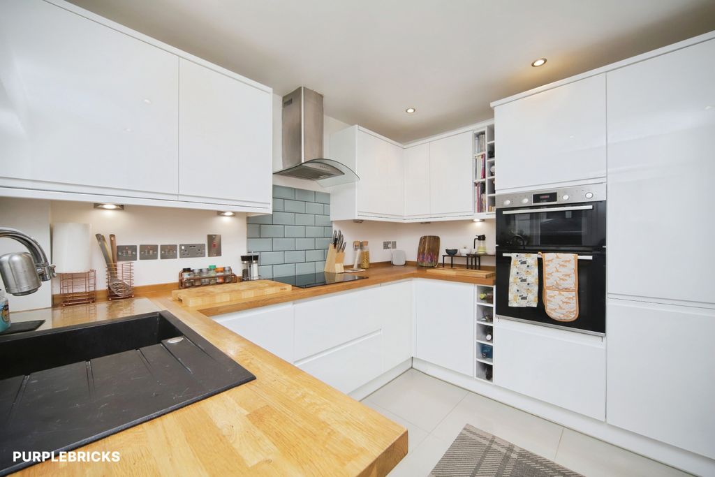 Property photo 2 of 39 Kitchen