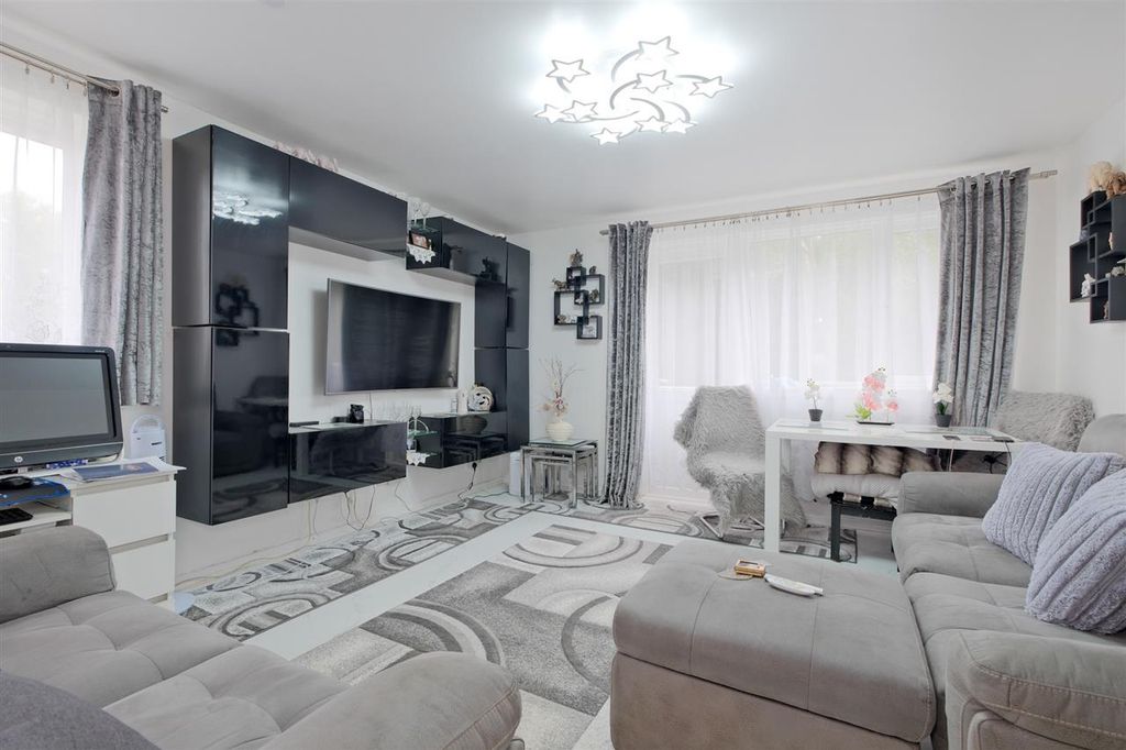 Property photo 2 of 18 Living Room / Dining