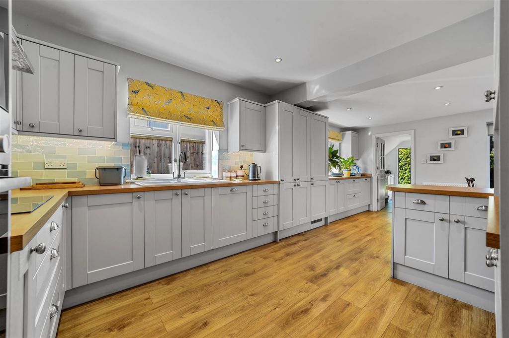 Property photo 3 of 28 Kitchen