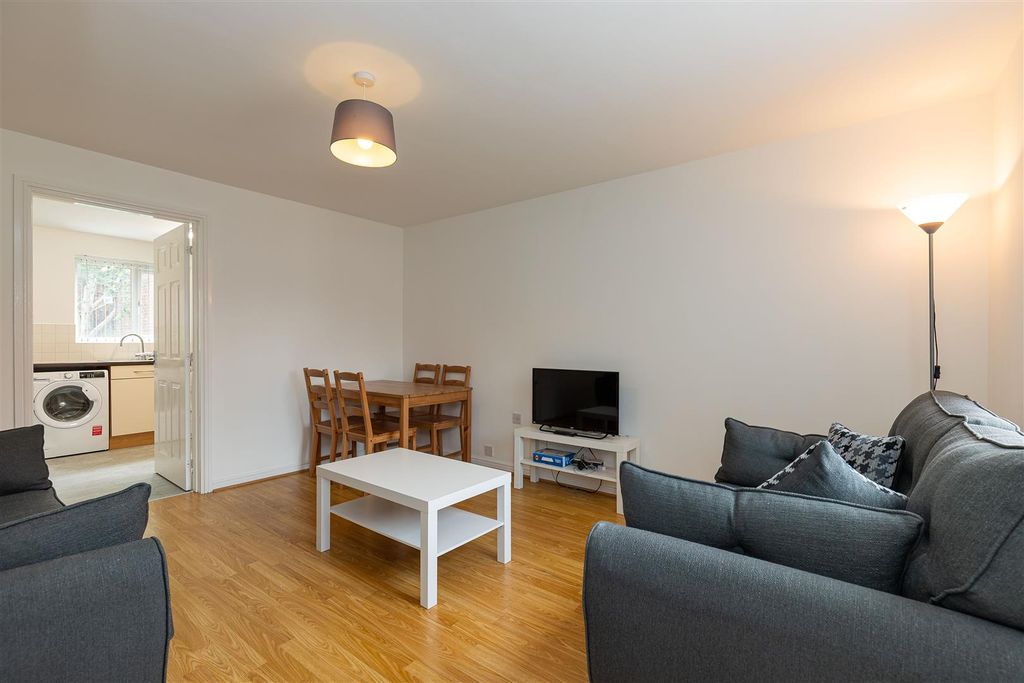Property photo 3 of 13 8 Waterlilly Close-7.Jpg