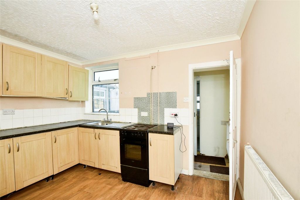 Property photo 3 of 14 Kitchen