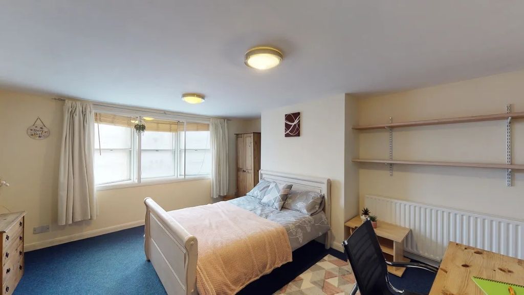 Property photo 1 of 7 Bright And Cozy Double Bedroom Featuring A Comfort...