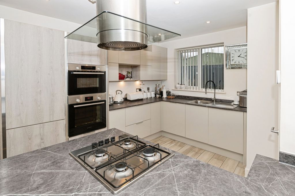 Property photo 3 of 12 Photo