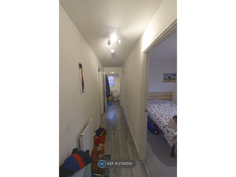 Property photo 3 of 11 Corridor