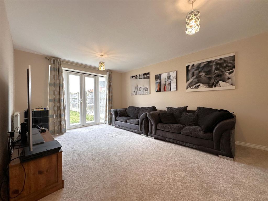 Property photo 2 of 22 Sizeable Lounge 924