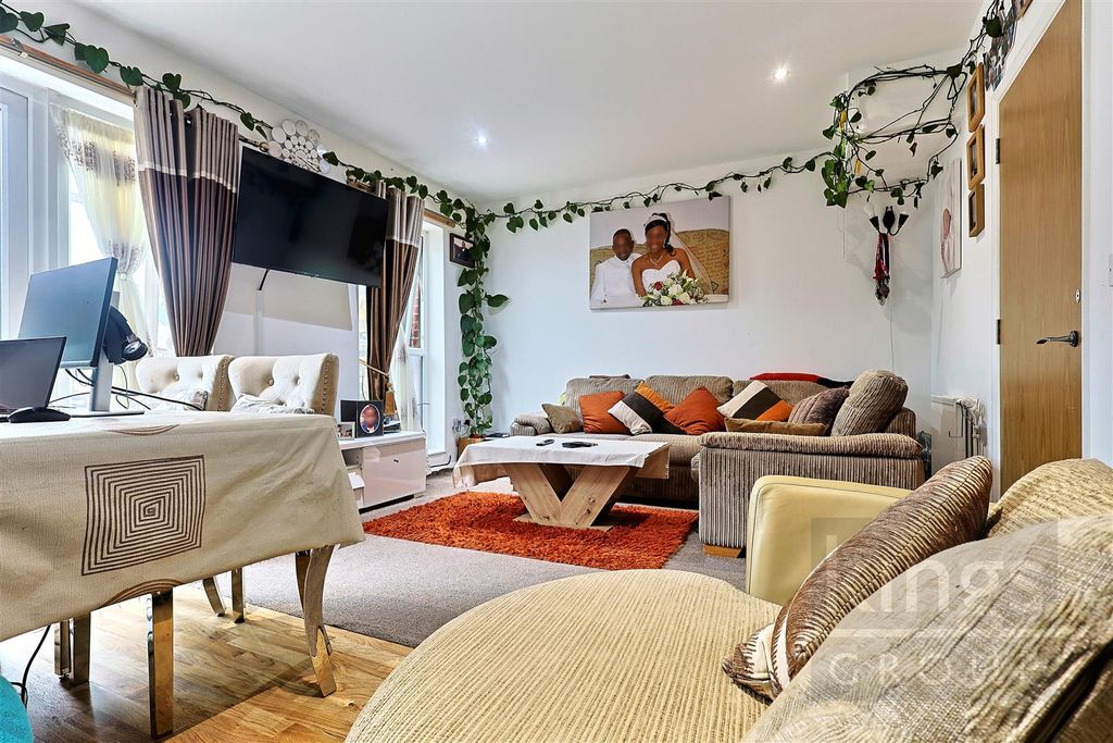 Property photo 2 of 18 Gi9A66833 Potash House 1 Canning Sq Enfield Eb1 4B