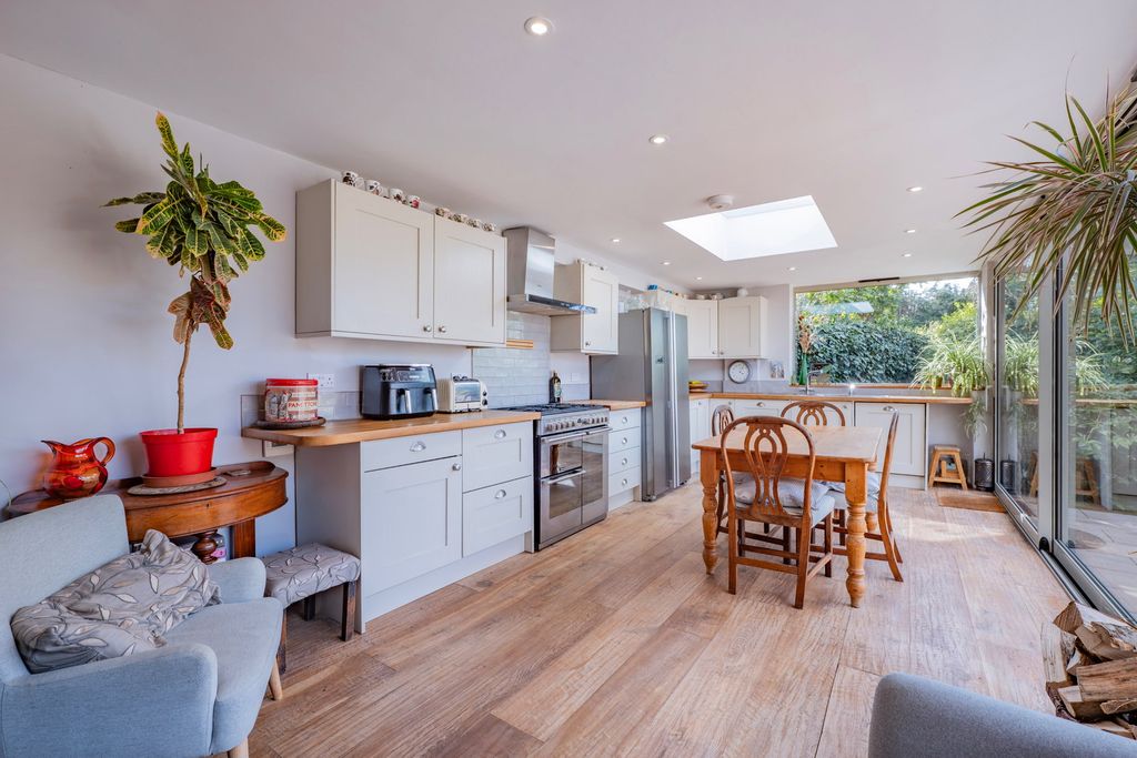 Property photo 3 of 27