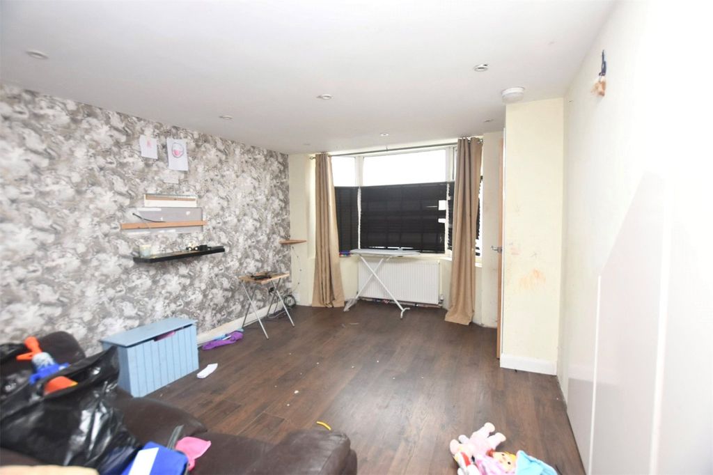 Property photo 3 of 11 Lounge