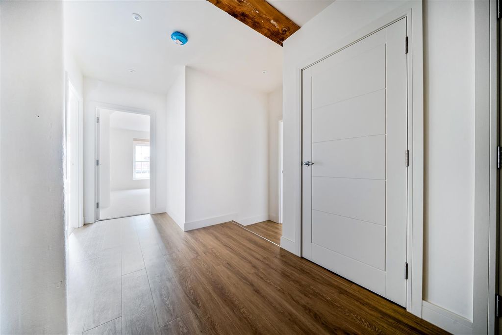 Property photo 3 of 18 Hallway