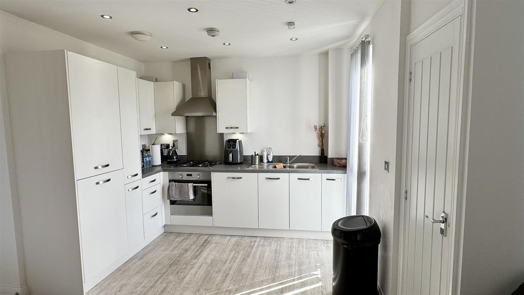 Property photo 3 of 11 Kitchen Area